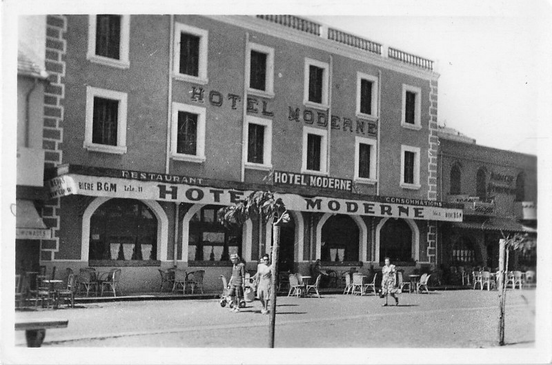 Carte postale ancienne Valras Plage Les Hotels à Valras-Plage