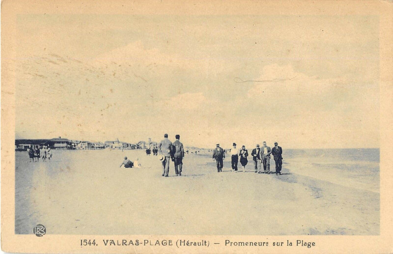 Carte postale ancienne Valras Plage Promeneurs Sur La Plage à Valras-Plage