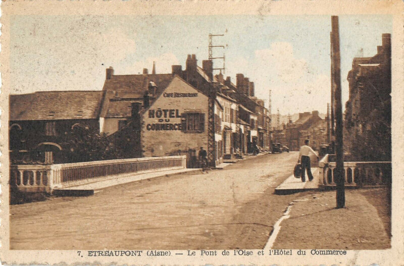 Carte postale ancienne Etreaupont Le Pont De L'Oise Et Hotel Du Commerce à Étréaupont