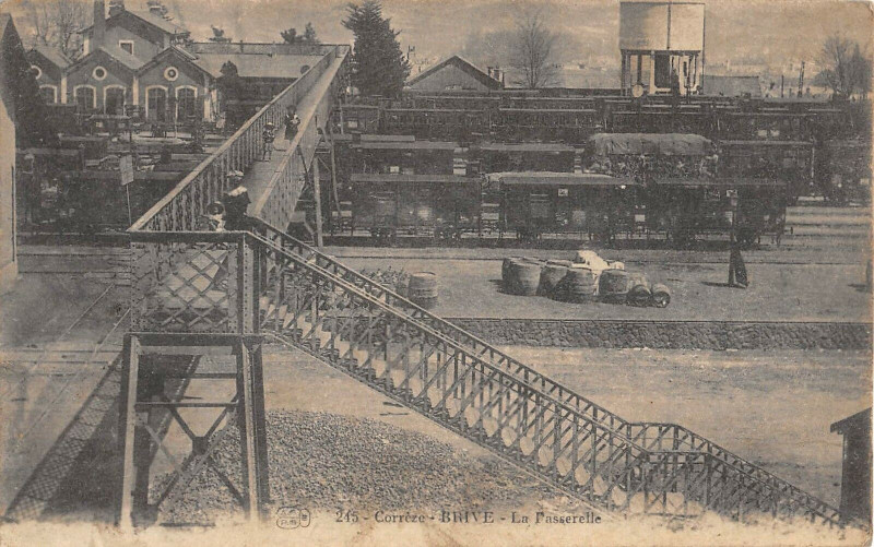 Carte postale ancienne Brive La Passerelle (Train