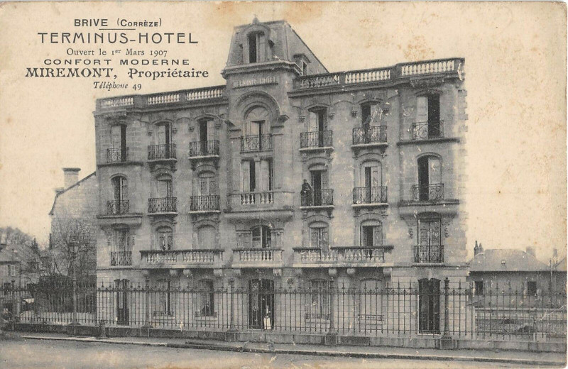 Carte postale ancienne Brive Terminus Hotel Miremont Proprietaire