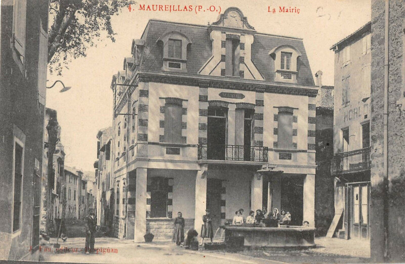 Carte postale ancienne Maureillas La Mairie à Ur