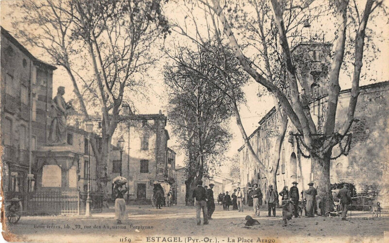 Carte postale ancienne Estagel La Place Arago à Estagel