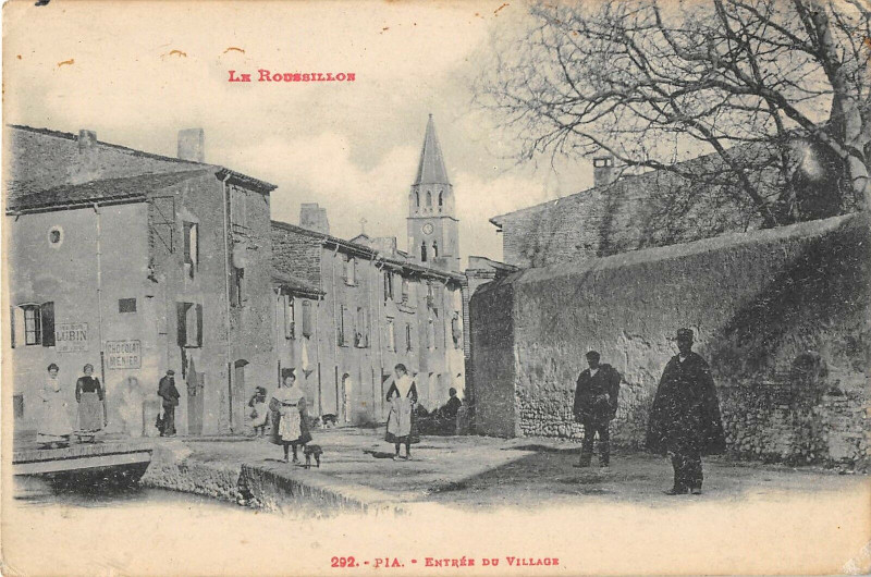 Carte postale ancienne Pia Entree Du Village à Pia