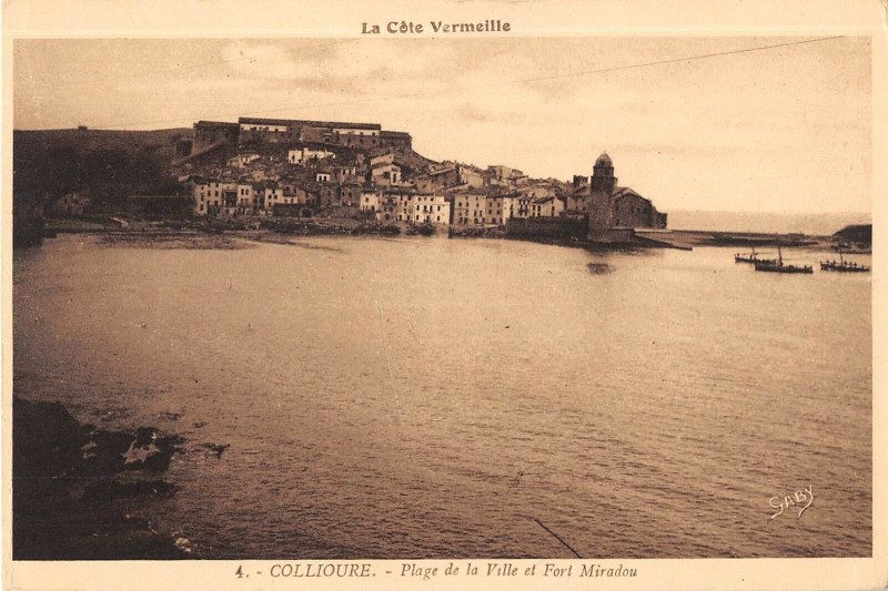 Carte postale ancienne Collioure Plage De La Ville Et Fort Miradou à Collioure