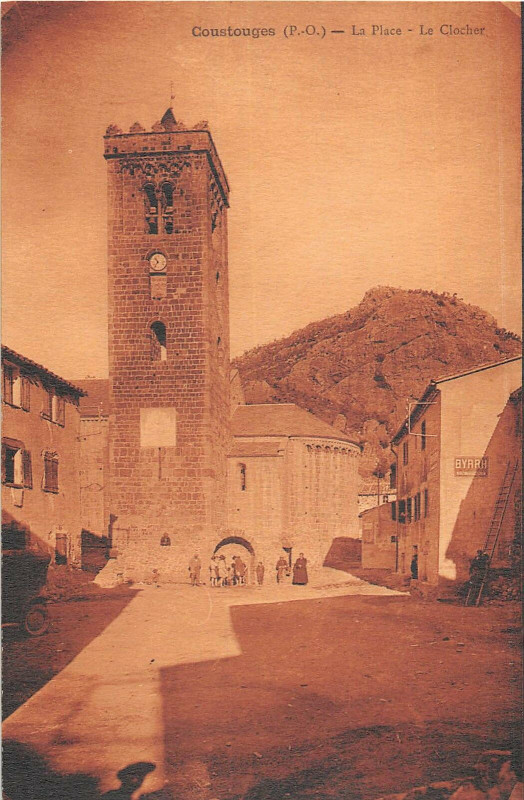 Carte postale ancienne Coustouges La Place Le Clocher à Coustouges