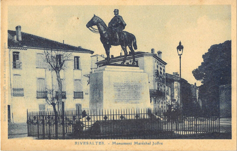 Carte postale ancienne Rivesaltes Monument Marechal Joffre à Rivesaltes