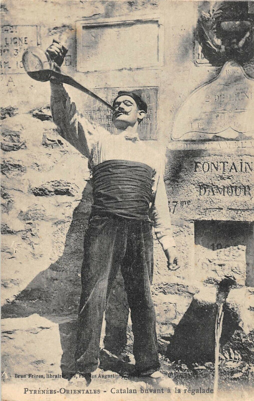 Carte postale ancienne Pyrenees Orientales Catalan Buvant A La Regalade à Py
