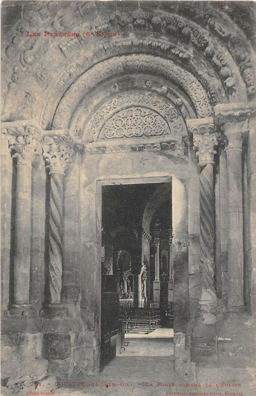 Carte postale ancienne Coustouges La Porte Romane De L'Eglise à Coustouges