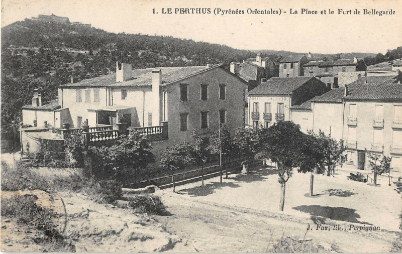 Carte postale ancienne Le Perthus La Place Et Fort De Bellegarde au Perthus