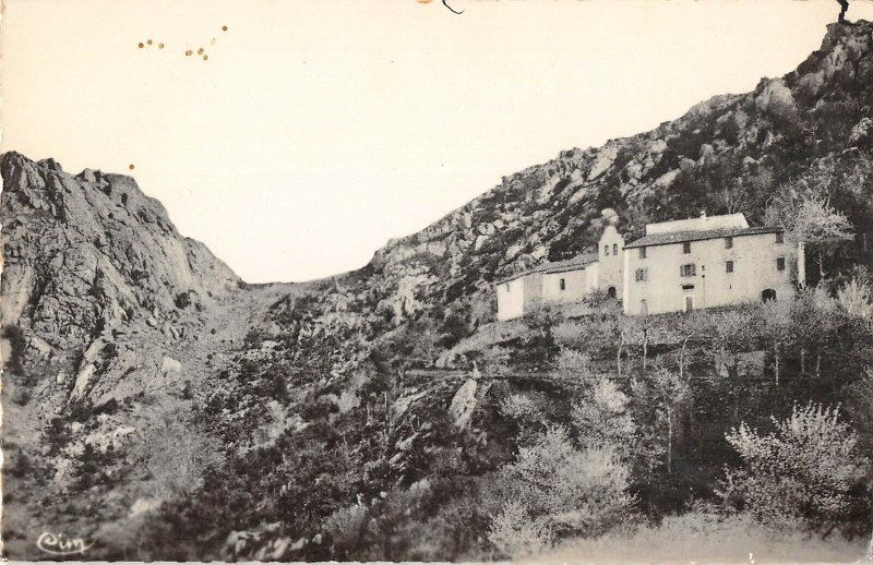 Carte postale ancienne Sorede Vue Generale De Notre Dame Du Chateau à Sorède