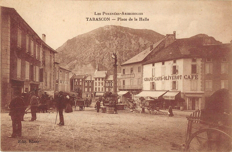 Carte postale ancienne Tarascon Place De La Halle