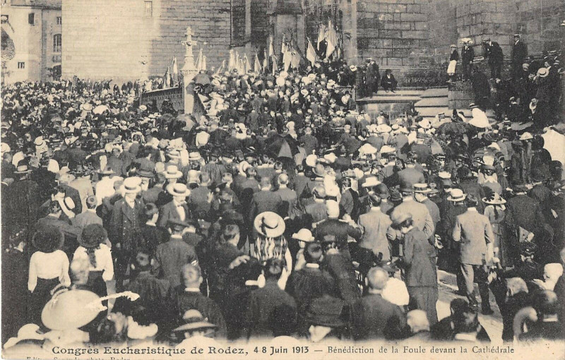Carte postale ancienne Congres Eucharistique De Rodez 1913 Benediction De La Foule Devant La à Rodez
