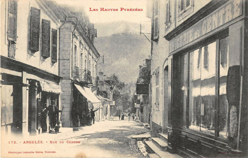 Carte postale ancienne Argeles Rue Du Centre (cliché rare epicerie du centre