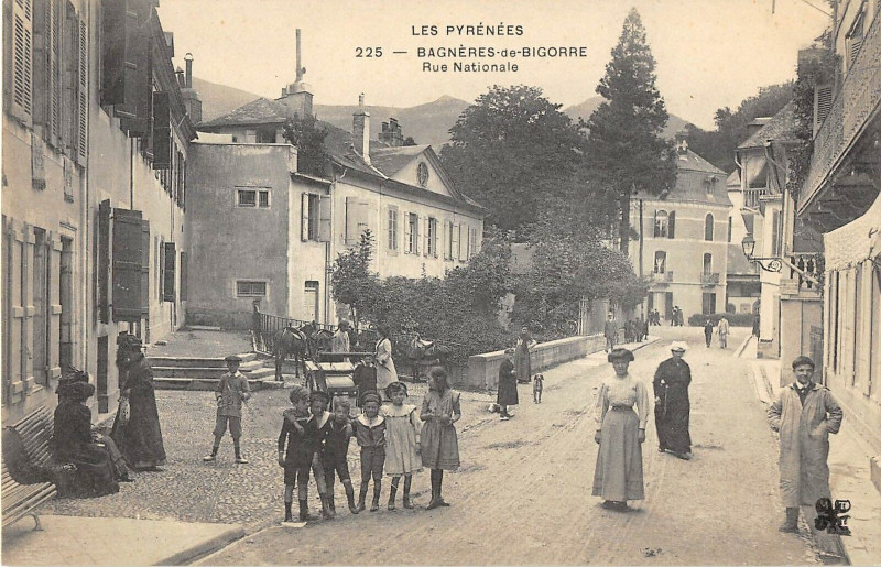 Carte postale ancienne Bagneres De Bigorre Rue Nationale