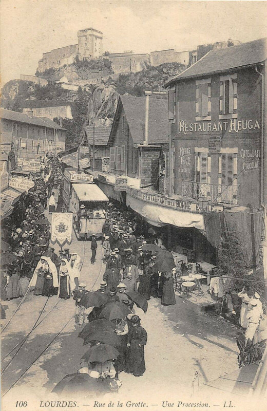 Carte postale ancienne Lourdes Rue De La Grotte Une Procession à Lourdes