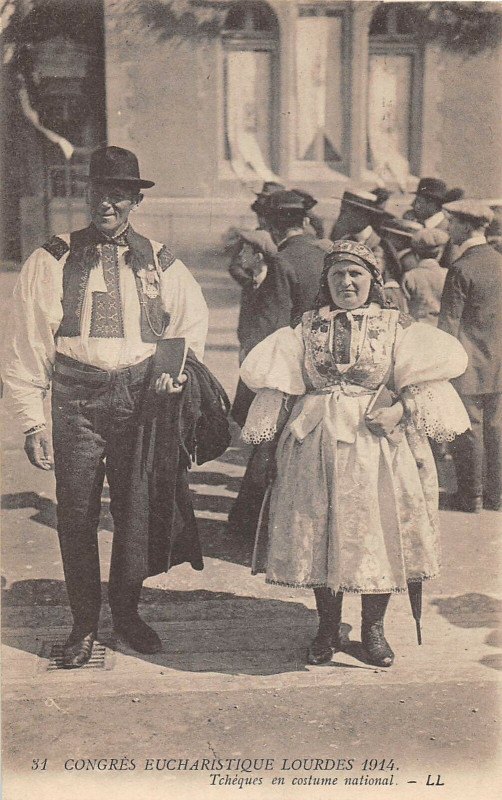 Carte postale ancienne Lourdes Congres Eucharistique Tcheques En Costume National à Lourdes