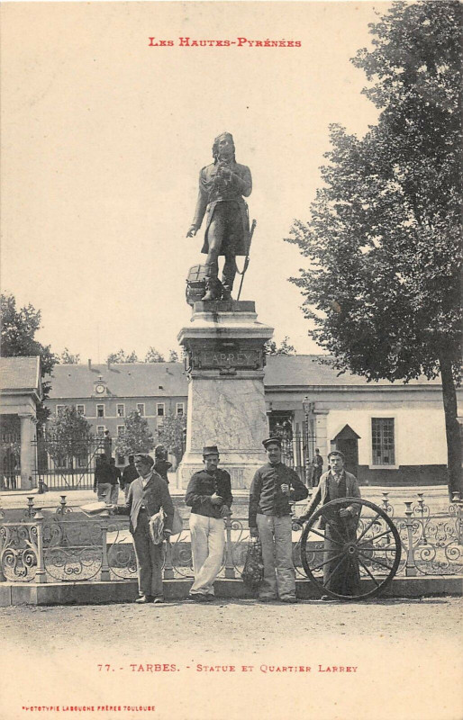 Carte postale ancienne Tarbes Statue Et Quartier Larrey à Tarbes
