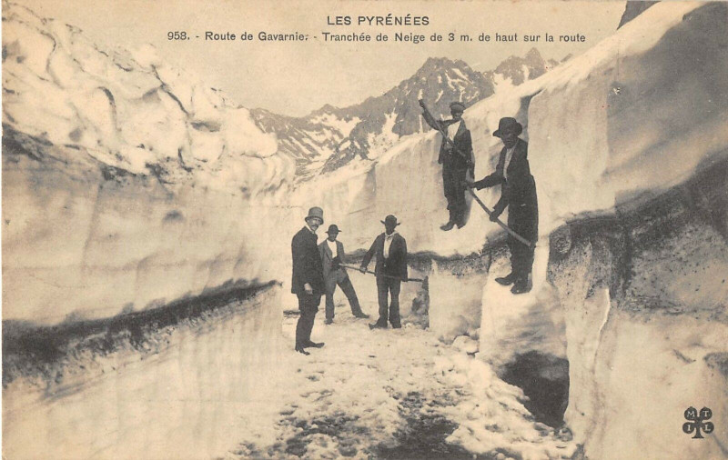 Carte postale ancienne Route De Gavarnie Tranchee De Neige Sur La Route