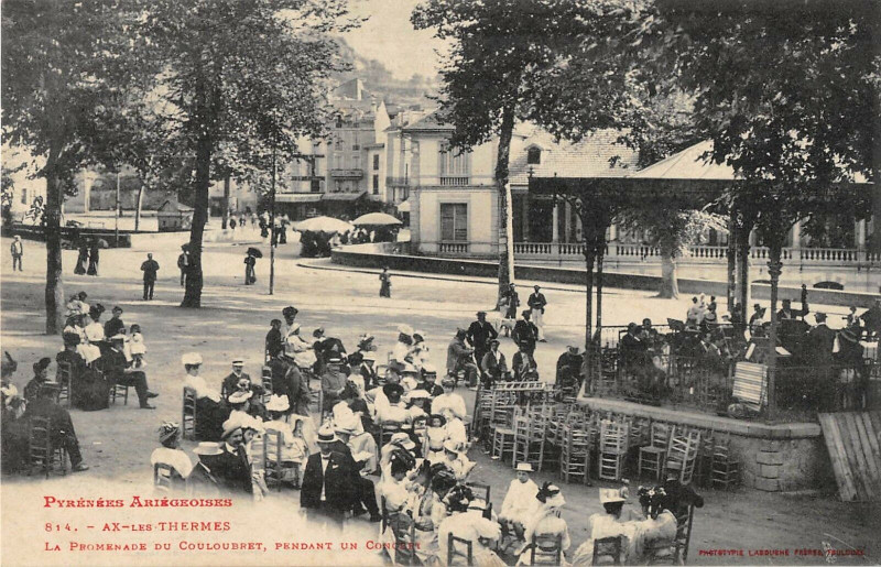 Carte postale ancienne Ax Les Thermes La Promenade Du Castella Pendant Un Concert à Ax-les-Thermes