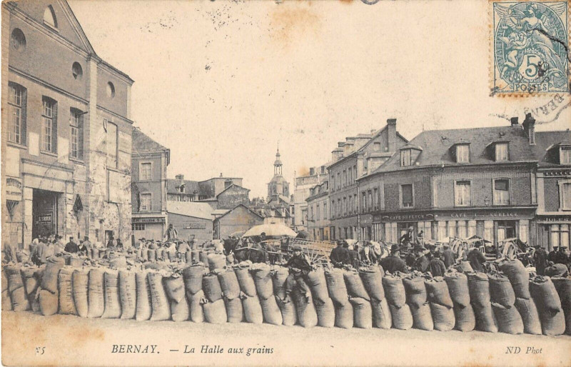 Carte postale ancienne Bernay La Halle Aux Grains à Bernay