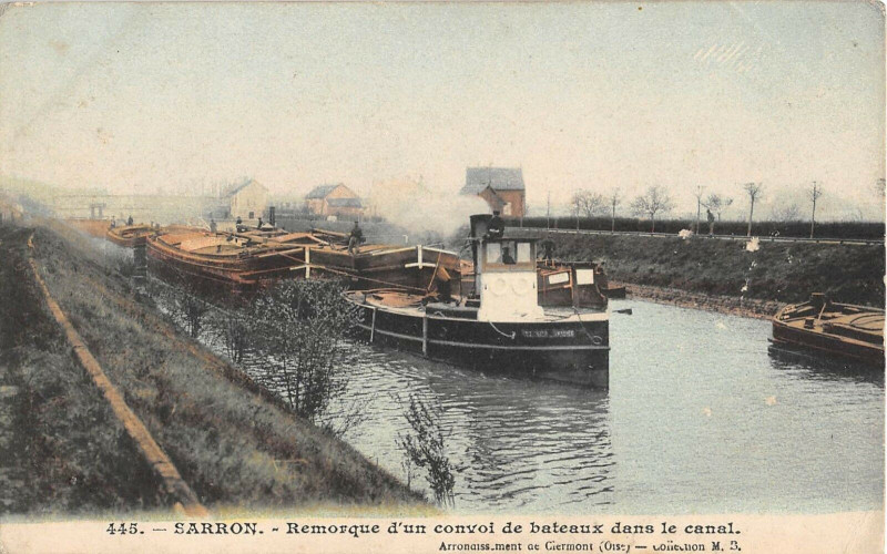 Carte postale ancienne Sarron Remorque D'Un Convoi De Bateaux Dans Le Canal