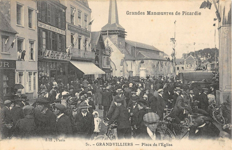 Carte postale ancienne Grandvilliers Place De L'Eglise à Grandvilliers