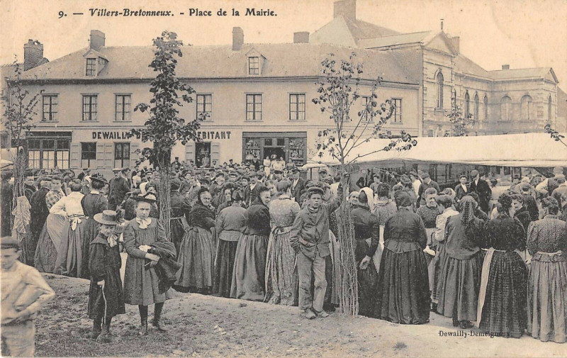 Carte postale ancienne Villers Bretonneux Place De La Mairie à Villers-Bretonneux