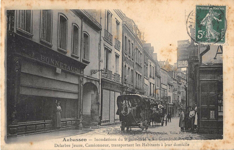 Carte postale ancienne Aubusson Inondations Grande Rue Delarbre Jeune Comionneur Transportant à Aubusson
