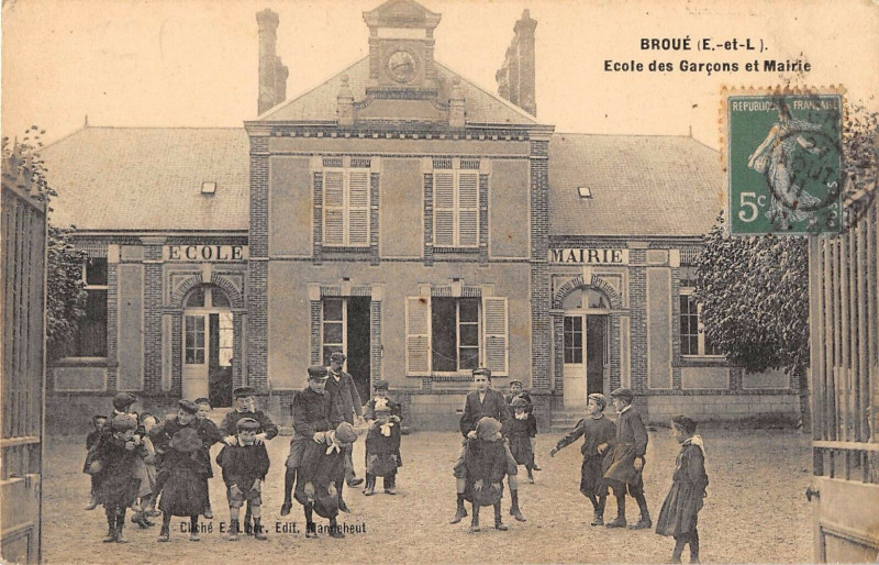 Carte postale ancienne Broue Ecole Des Garcons Et Mairie à Broué