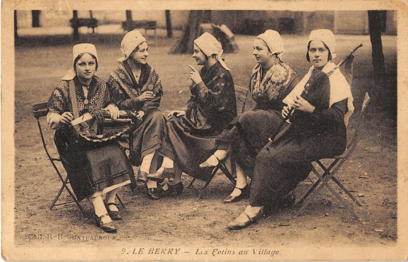Carte postale ancienne Le Berry Les Potins Au Village