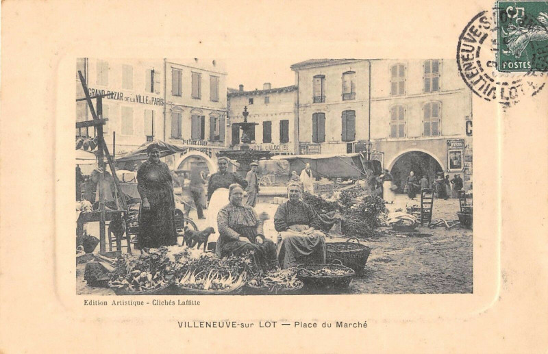 Carte postale ancienne Villeneuve Sur Lot Place Du Marche à Villeneuve-sur-Lot