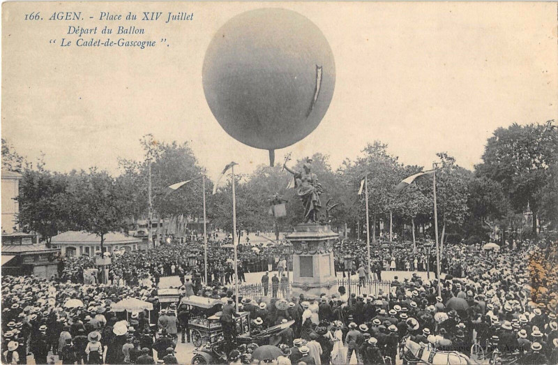 Carte postale ancienne Agen Place Du Xiv Juillet Depart Du Ballon Le Cadet De Gascogne à Agen