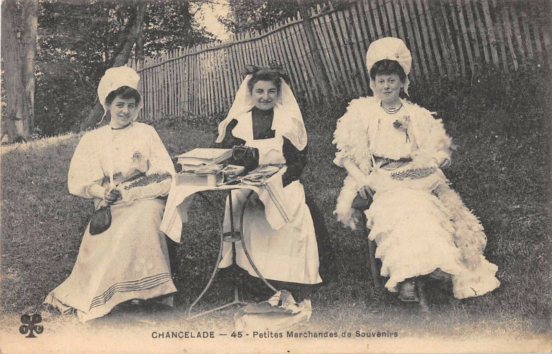 Carte postale ancienne Chancelade Petites Marchandes De Souvenirs à Chancelade
