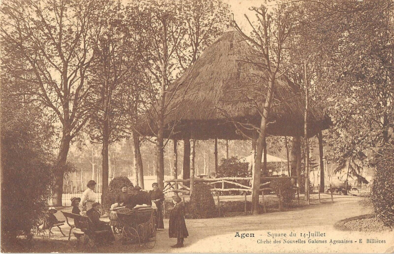Carte postale ancienne Agen Square Du 14 Juillet à Agen