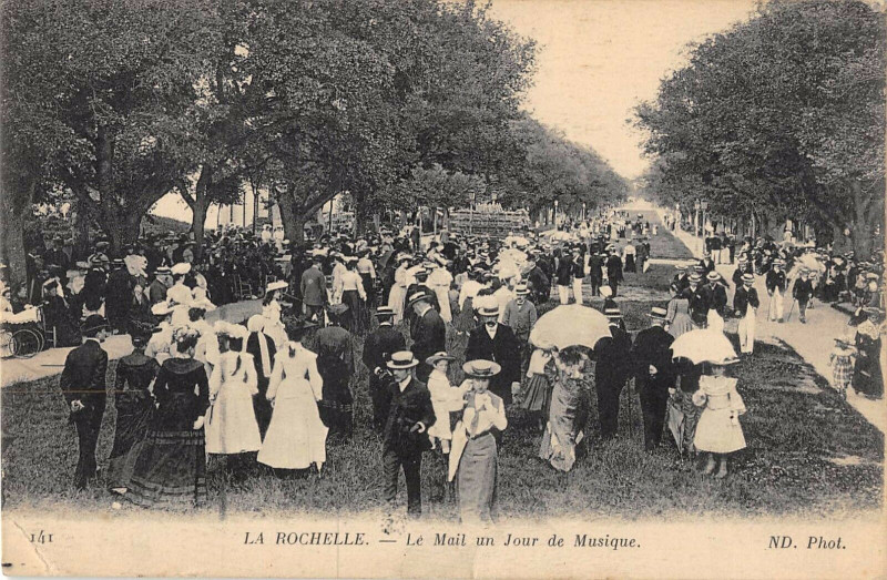 Carte postale ancienne La Rochelle Le Mail Un Jour De Musique à La Rochelle