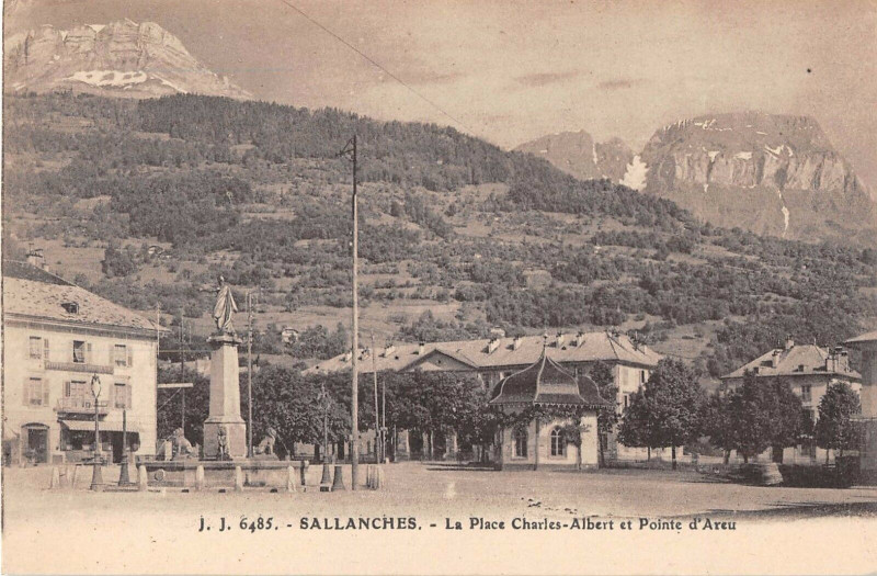 Carte postale ancienne Sallanches La Place Charles Albert Et Pointe D'Areu à Sallanches