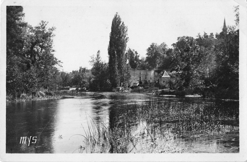 Carte postale ancienne La Roche Chalais Le Vieux Moulin à Chalais