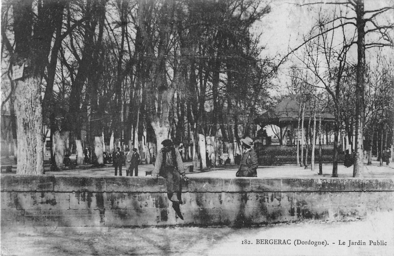Carte postale ancienne Bergerac Le Jardin Public à Bergerac