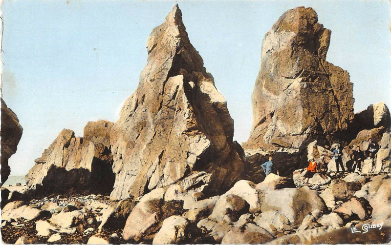 Carte postale ancienne La Hague Au Pied Des Falaises De Jobourg à La Hague