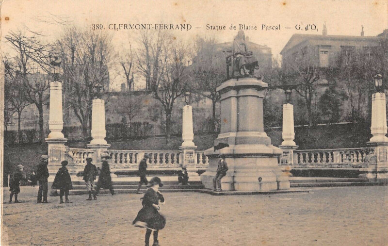 Carte postale ancienne Clermont Ferrand Statue De Blaise Pascal à Clermont-Ferrand