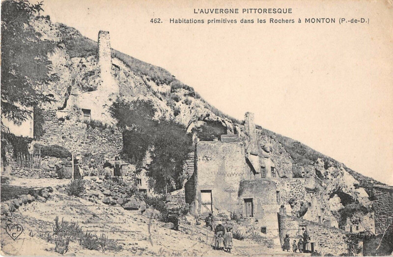 Carte postale ancienne Habitations Primitives Dans Les Rochers A Motnon