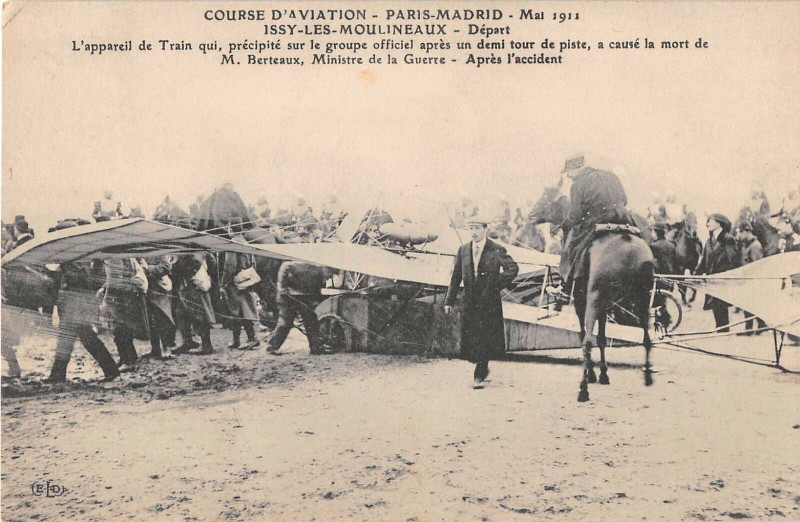 Carte postale ancienne Course D'Aviation Parid Madrid 1911 Issy Les Moulineaux L'Appareil Mort à Issy-les-Moulineaux