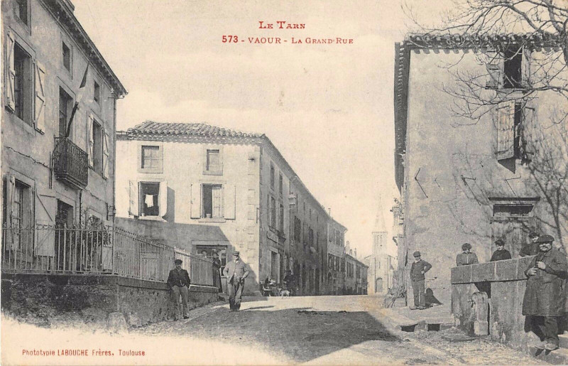 Carte postale ancienne Vaour La Grand Rue à Vaour
