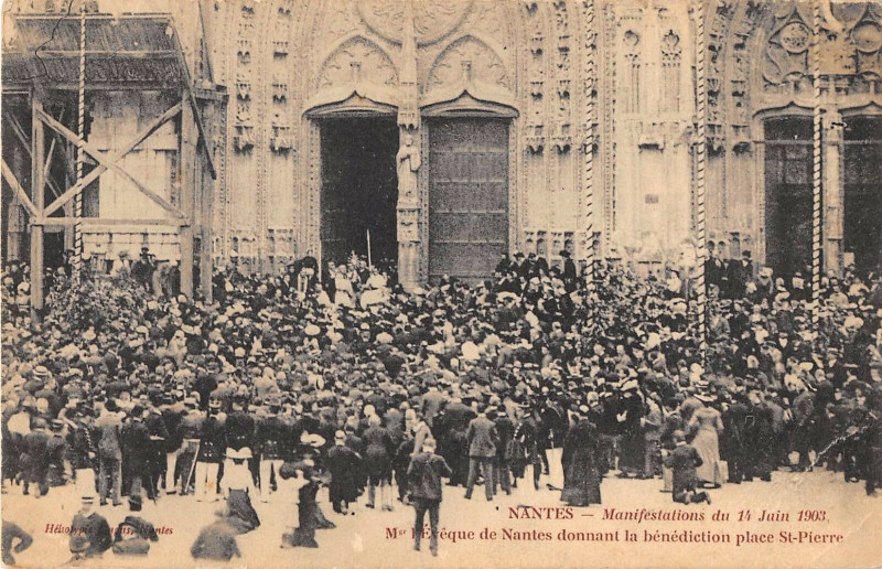 Carte postale ancienne Nantes Manifestations 1903 Eveque Nantes Donnant La Benediction à Nantes