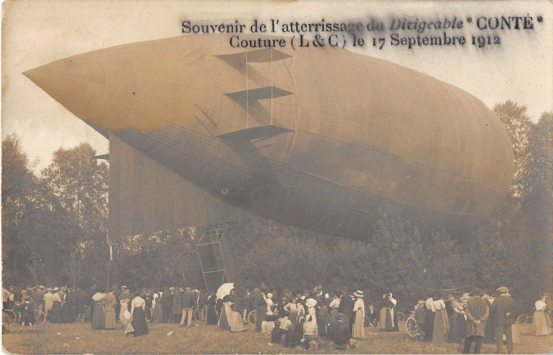 Carte postale ancienne Couture Souvenir De L'Atterissage Du Dirigeable Conte Ballon 1912