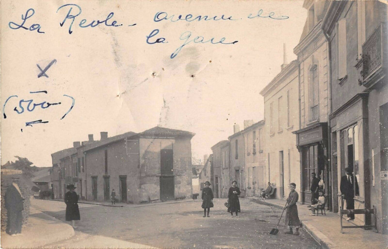Carte postale ancienne Carte Photo Situee A La Reole Avenue De La Gare