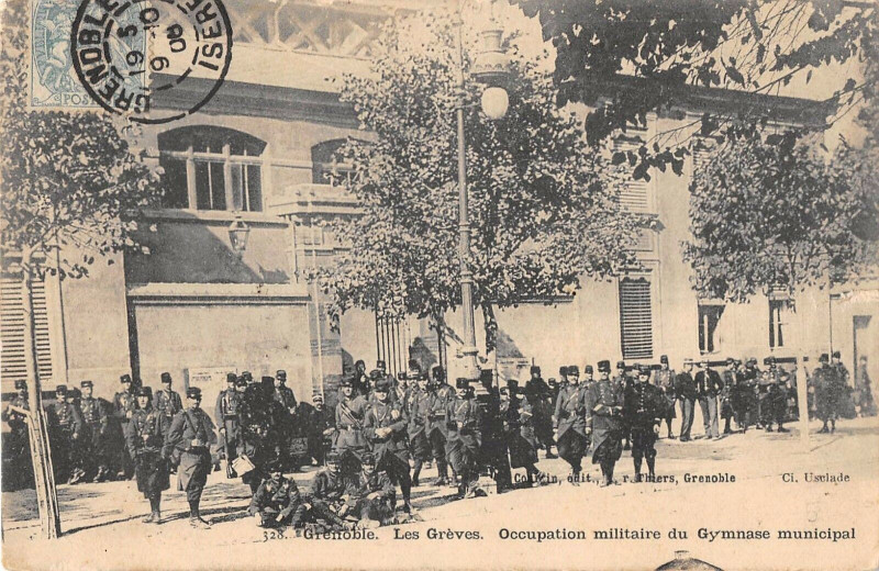 Carte postale ancienne Grenoble Les Greves Occupation Militaire Du Gymnase Municipal à Grenoble