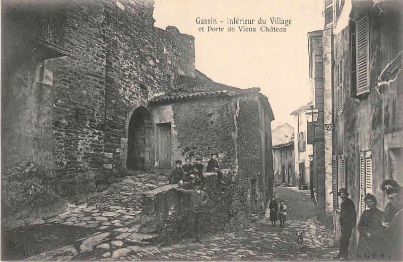 Carte postale ancienne Gassin Interieur Du Village Et Porte Du Vieux Chateau à Gassin