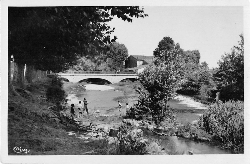 Carte postale ancienne Brignoles Pont Des Augustins à Brignoles